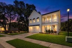 176 The Oaks Avenue photo 4