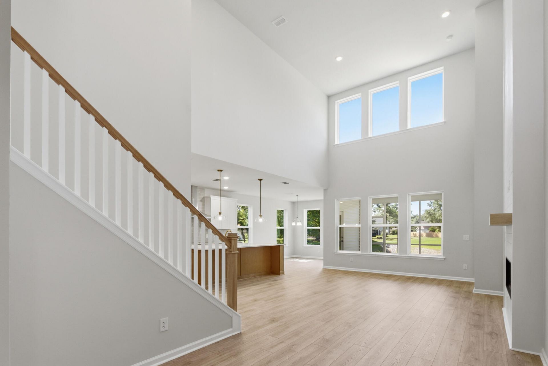 176 The Oaks Avenue Photo 6