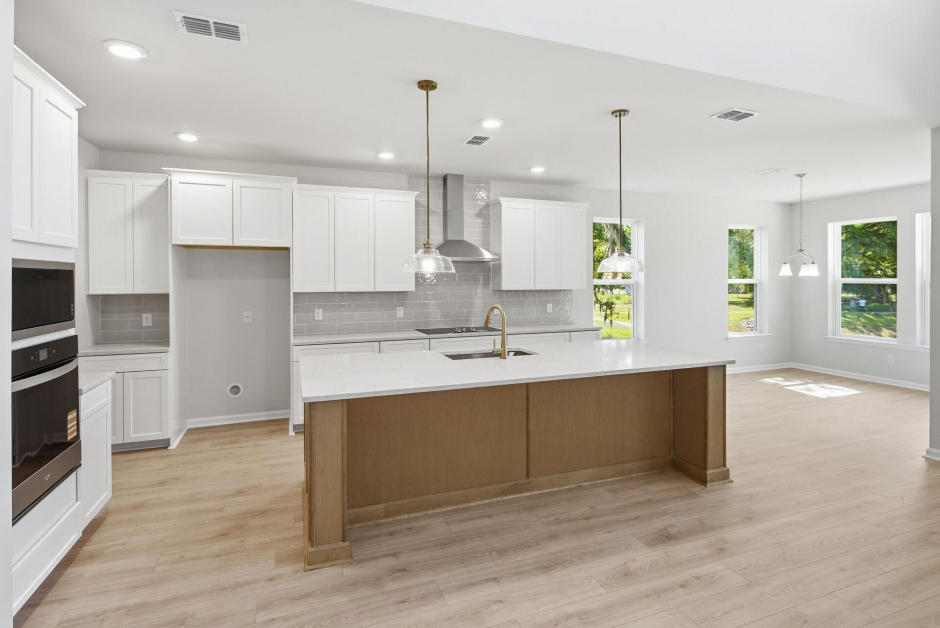 176 The Oaks Avenue Photo 9