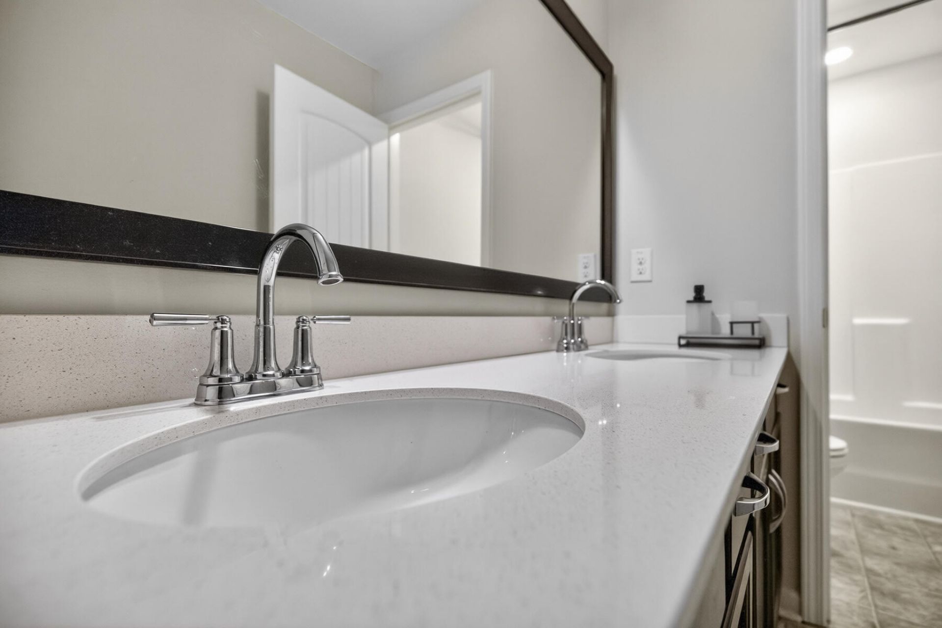 418 Rowley Lane Photo 58