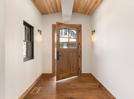 561 Stewart Mckay, Truckee, CA 96161 Photo