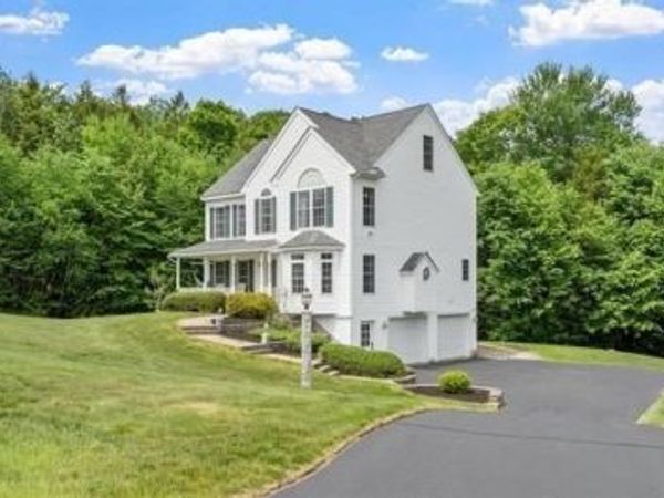 8 Jana, Sandown, NH 03873