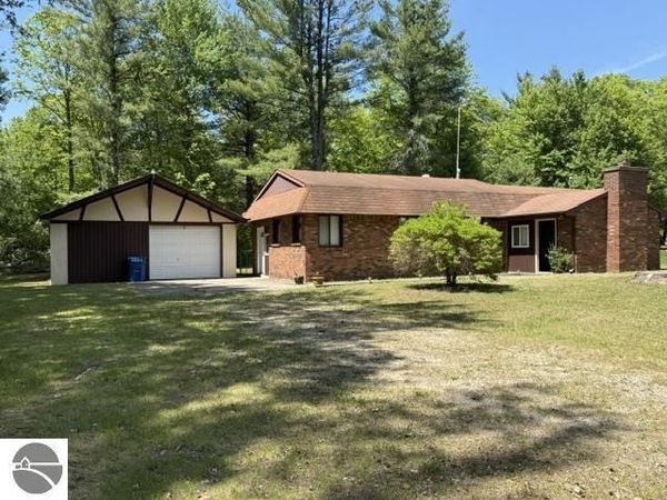 318 Coventry Drive, Houghton Lake, MI 48629