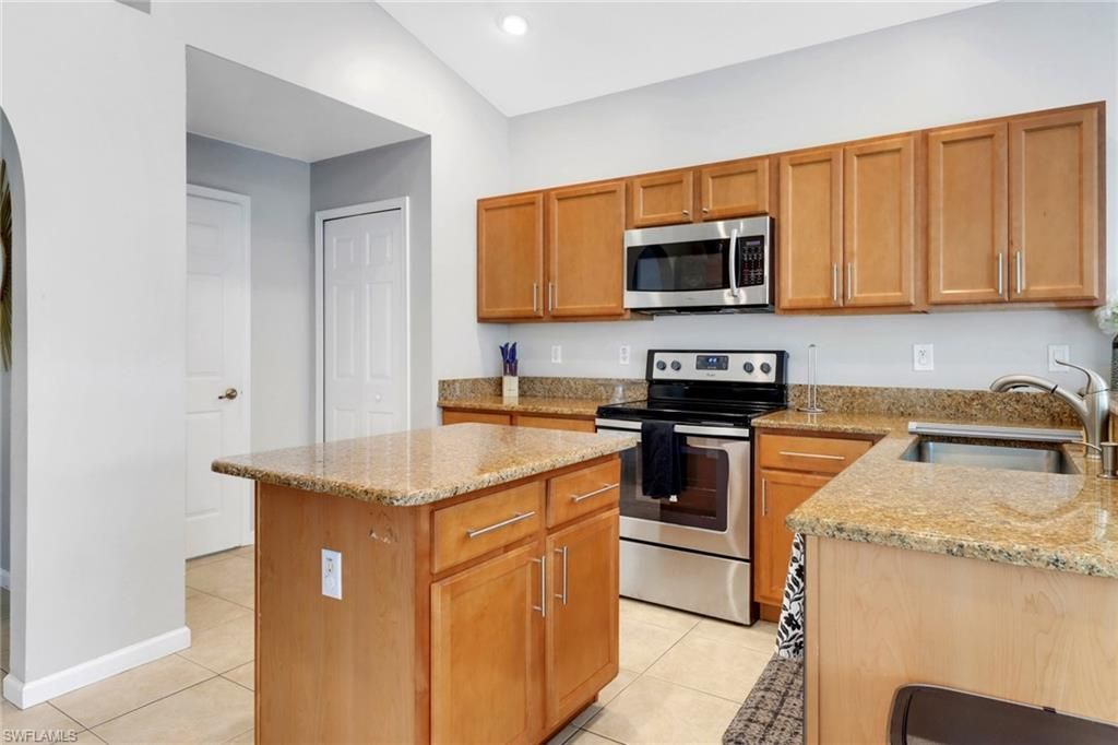6773 Southern Oak Ct, Naples, FL 34109 Photo