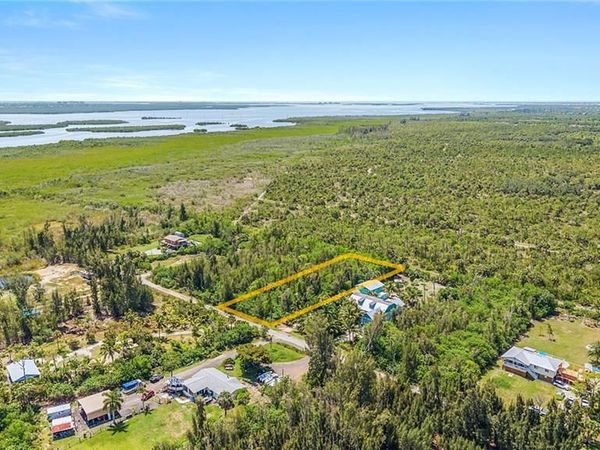 4235 Berkshire RD, ST. JAMES CITY, FL 33956