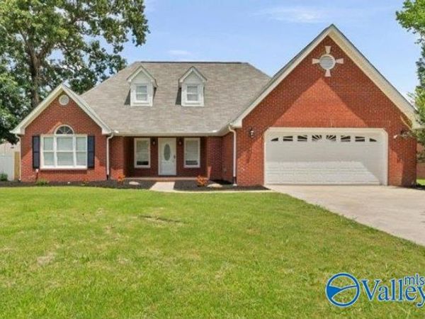2722 King Arthur Court SW, Decatur, AL 35603