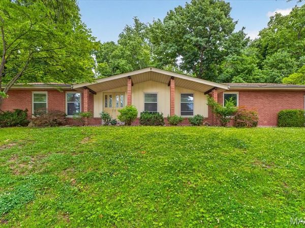 39 Grand Circle Drive, Maryland Heights, MO 63043