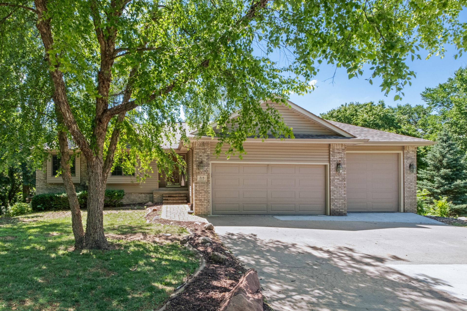 715 Parkwild Drive, Council Bluffs, IA 51503 Main Photo