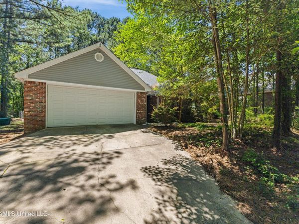 28 Bedford Forrest Lane, Hattiesburg, MS 39401
