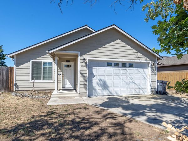 1005 N 10th Street, Central Point, OR 97502
