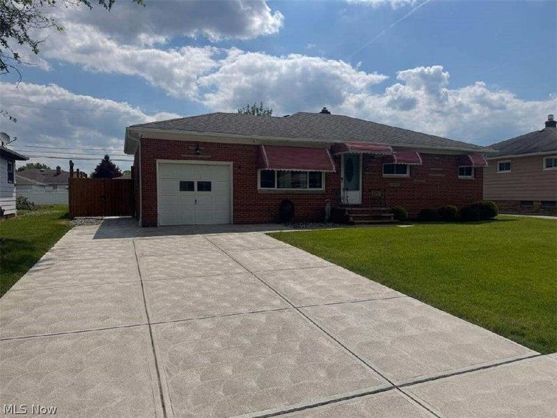 7287 Maplewood Road, Parma, OH 44130 Photo 2