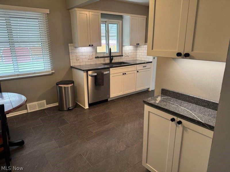 7287 Maplewood Road, Parma, OH 44130 Photo 6