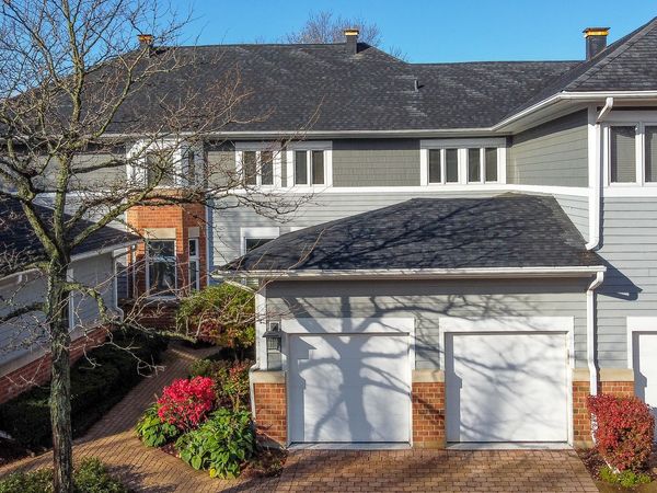 17 Mashie Court , Woodridge, IL 60517