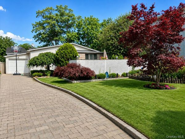 110 Roosevelt Avenue , Inwood, NY 11096