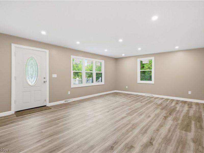 17366 Market Street, Lake Milton, OH 44429 Photo 4