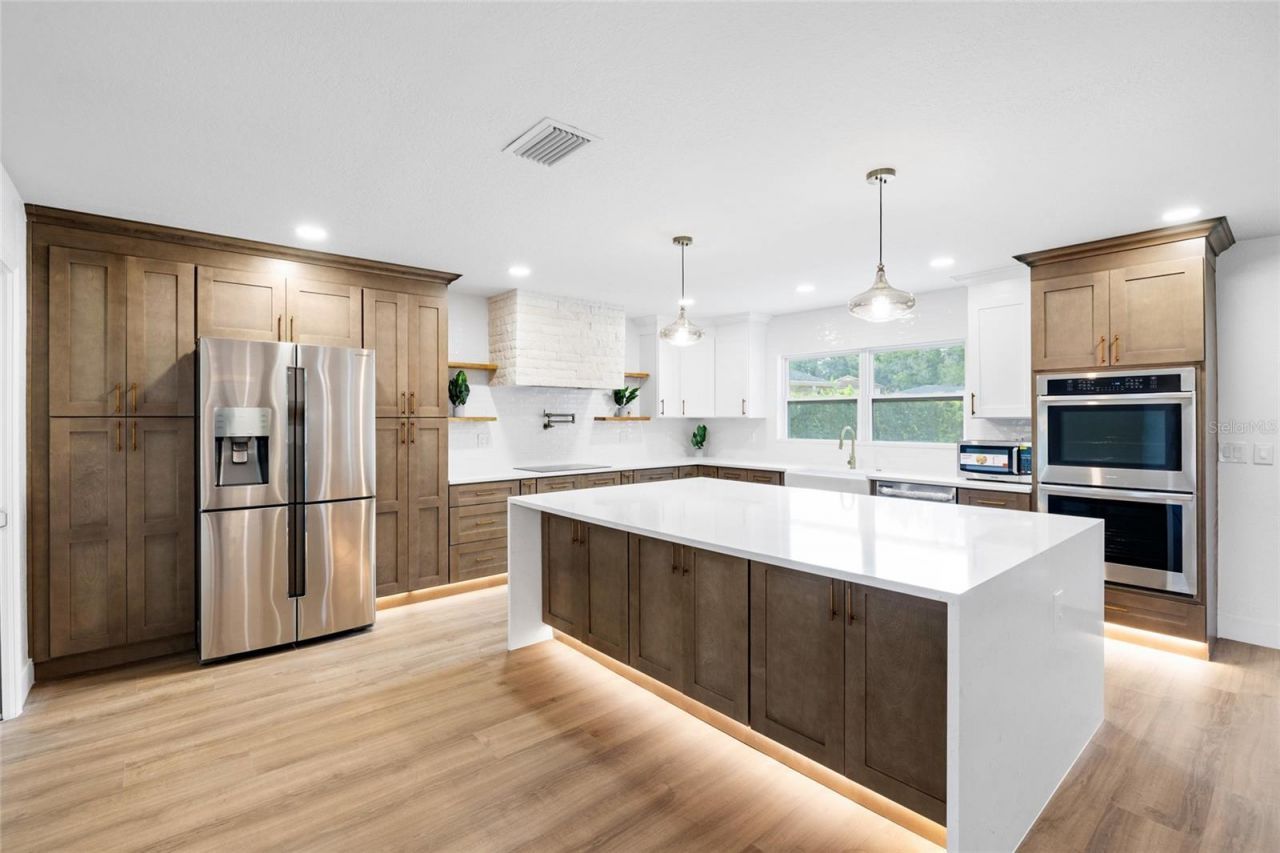 13325 Golf Crest Circle, Tampa, FL 33618 Photo
