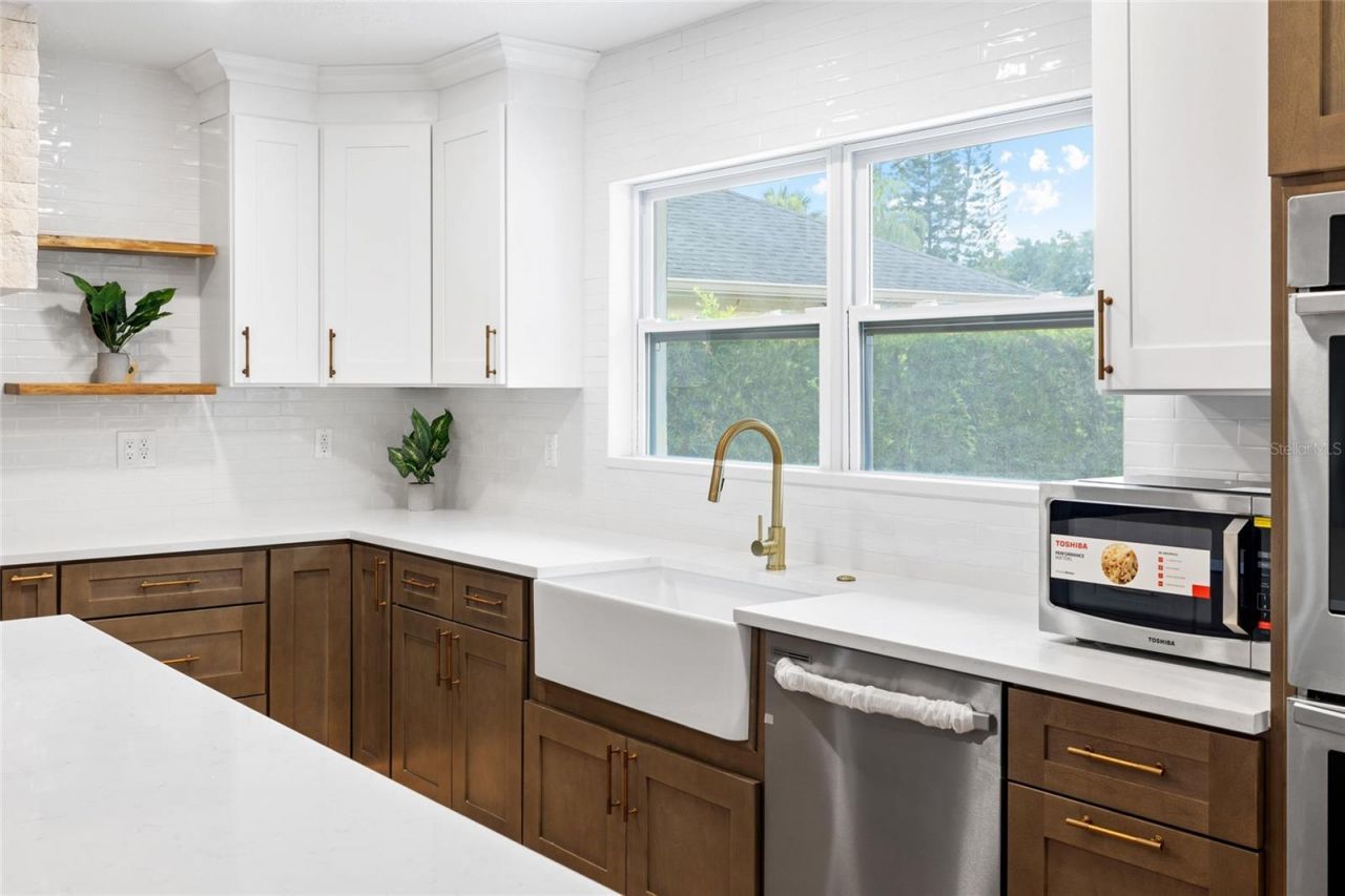 13325 Golf Crest Circle, Tampa, FL 33618 Photo