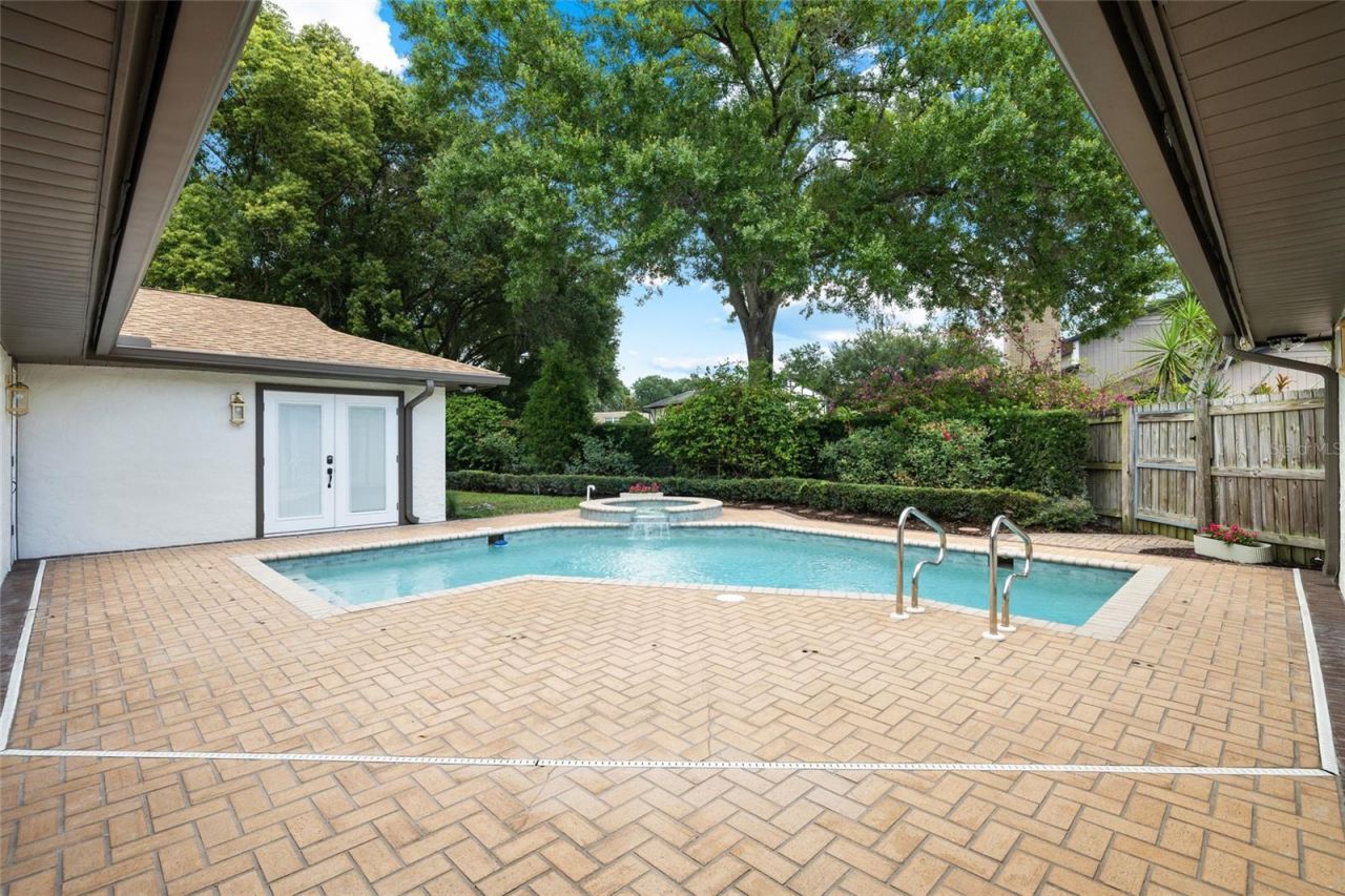 13325 Golf Crest Circle, Tampa, FL 33618 Photo
