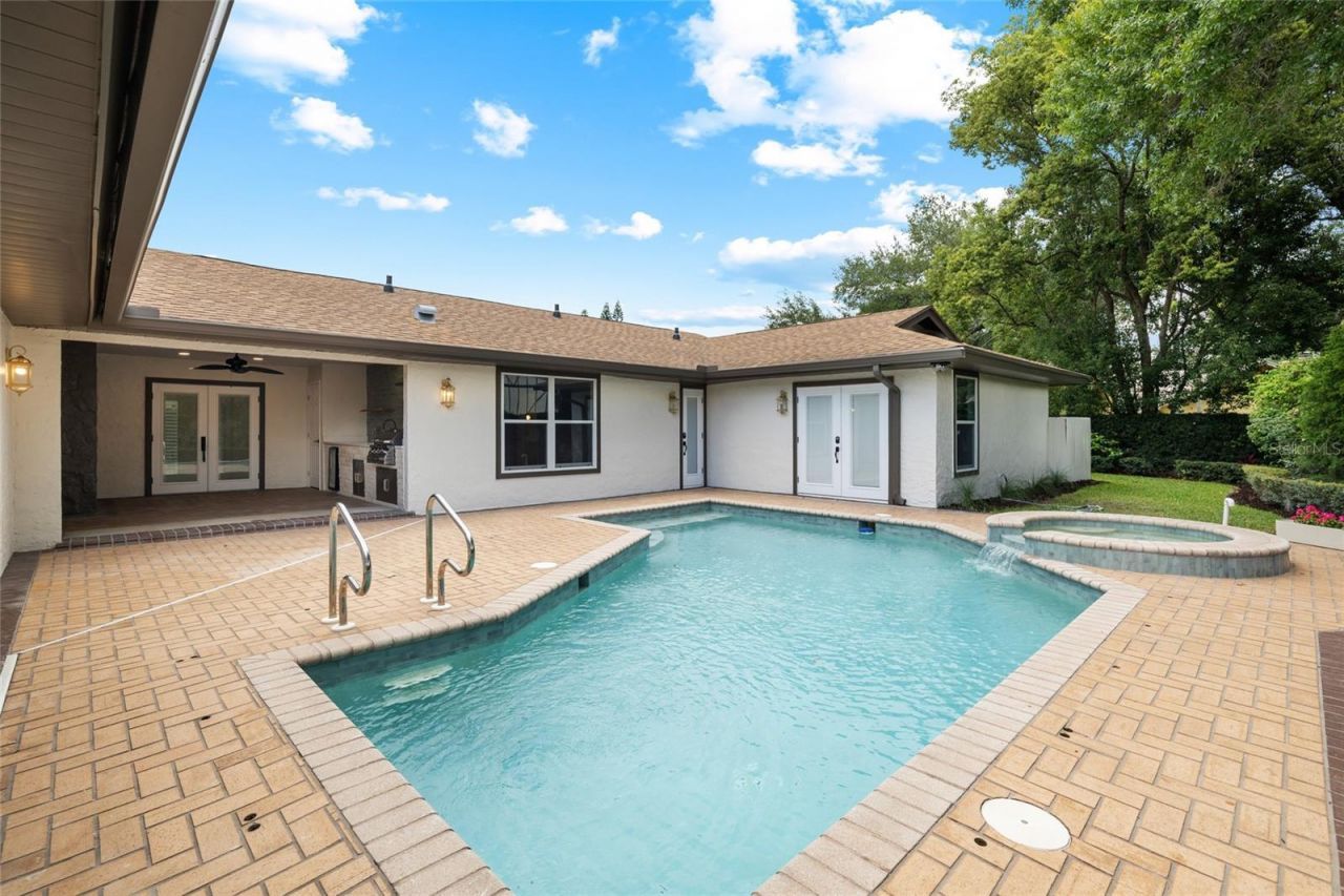 13325 Golf Crest Circle, Tampa, FL 33618 Photo