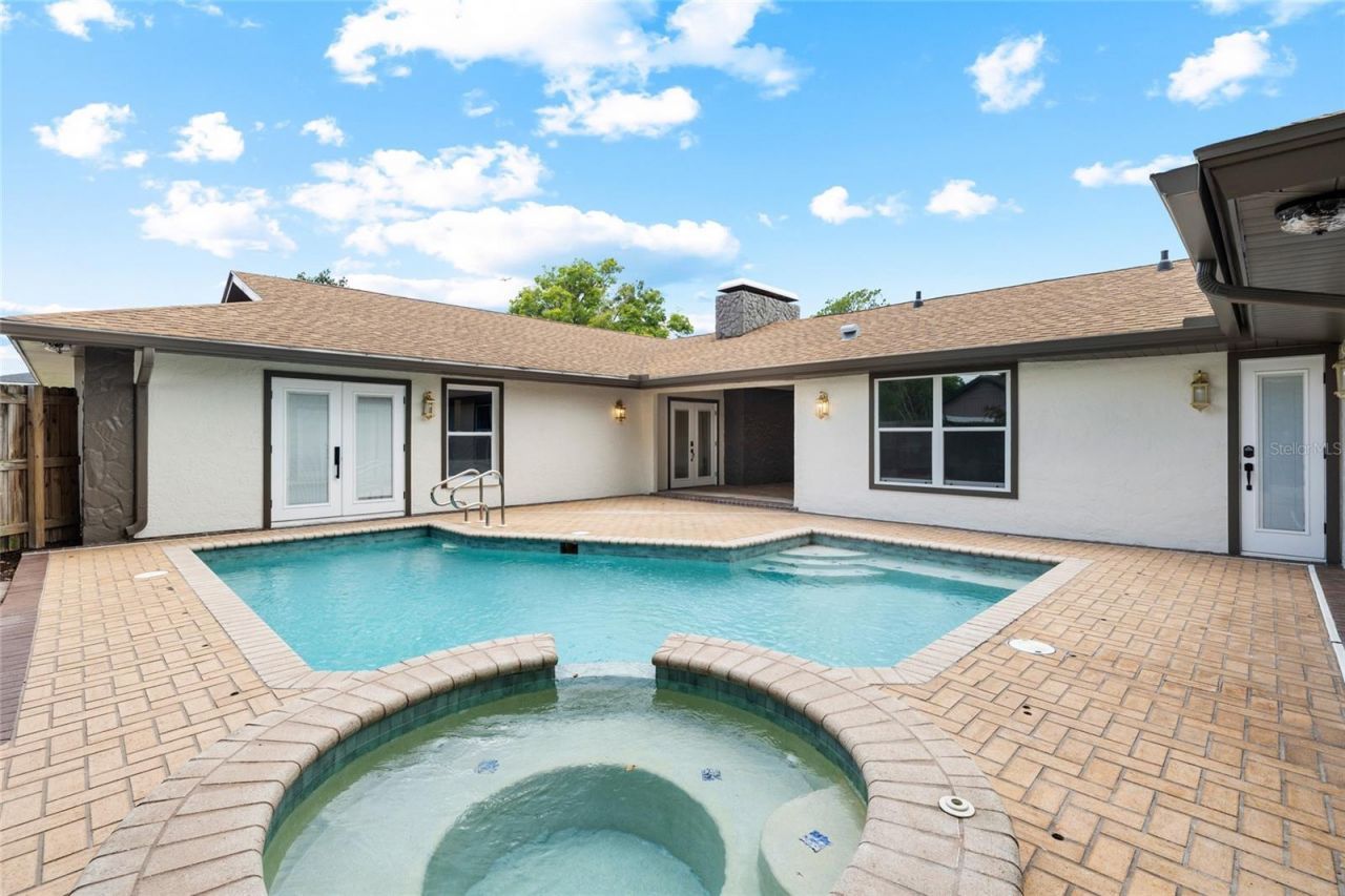13325 Golf Crest Circle, Tampa, FL 33618 Photo