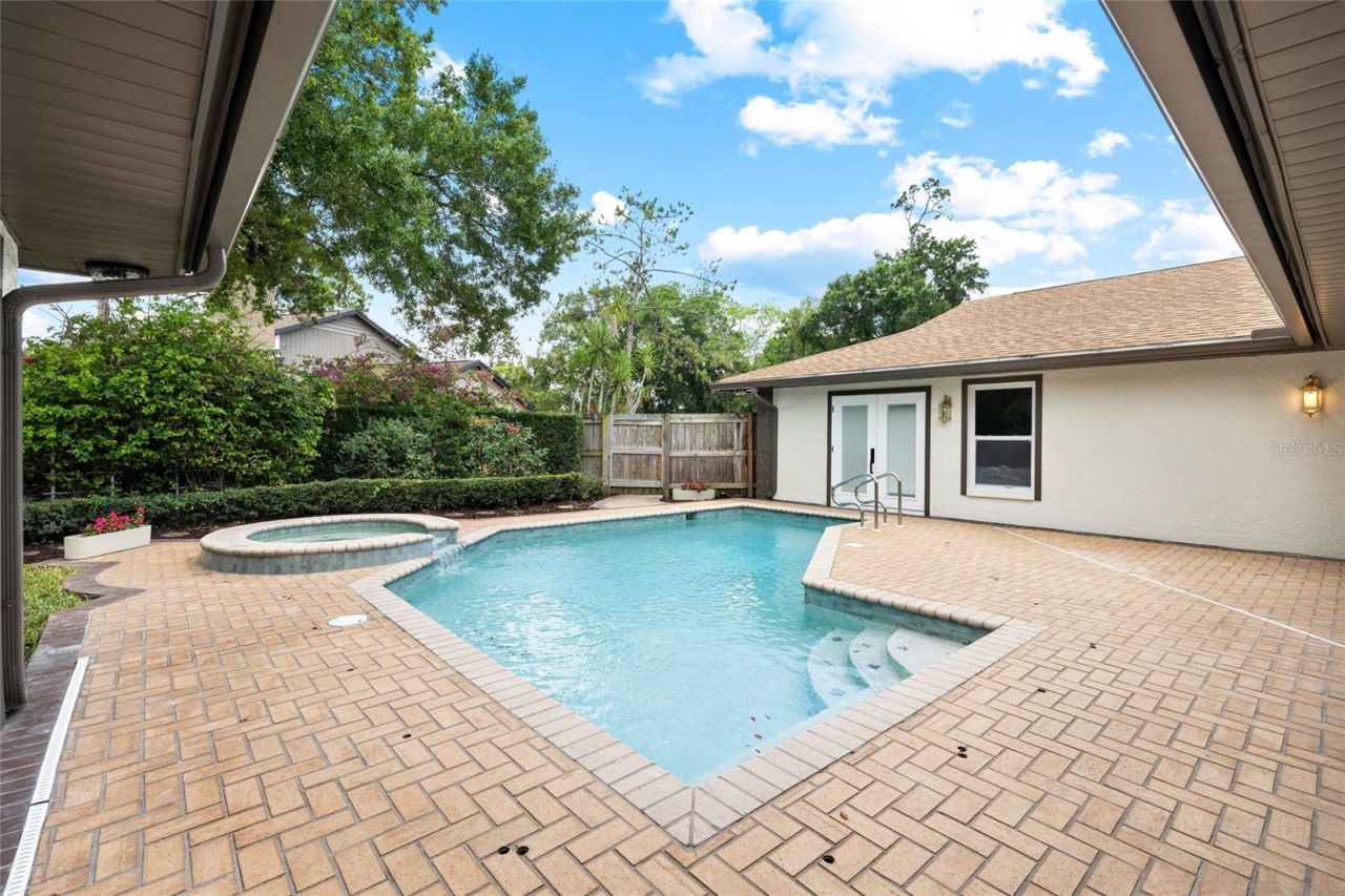 13325 Golf Crest Circle, Tampa, FL 33618 Photo