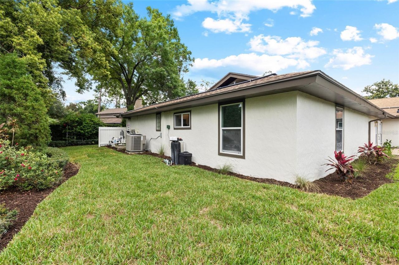 13325 Golf Crest Circle, Tampa, FL 33618 Photo
