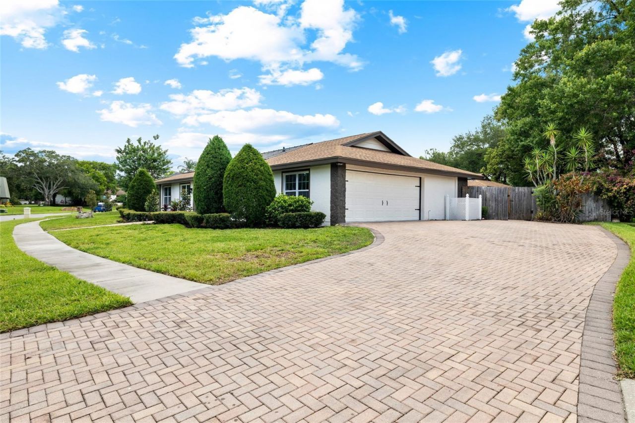 13325 Golf Crest Circle, Tampa, FL 33618 Photo