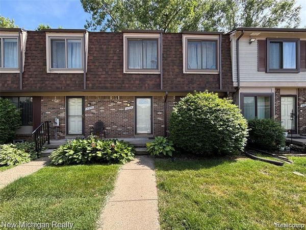 16974 Kingsbrooke Drive, Clinton Township, Mi 48038