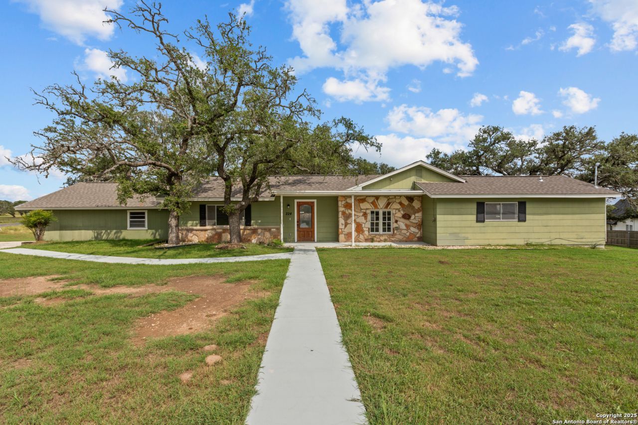224 Lower Crabapple Rd, Fredericksburg, TX 78624 Main Photo