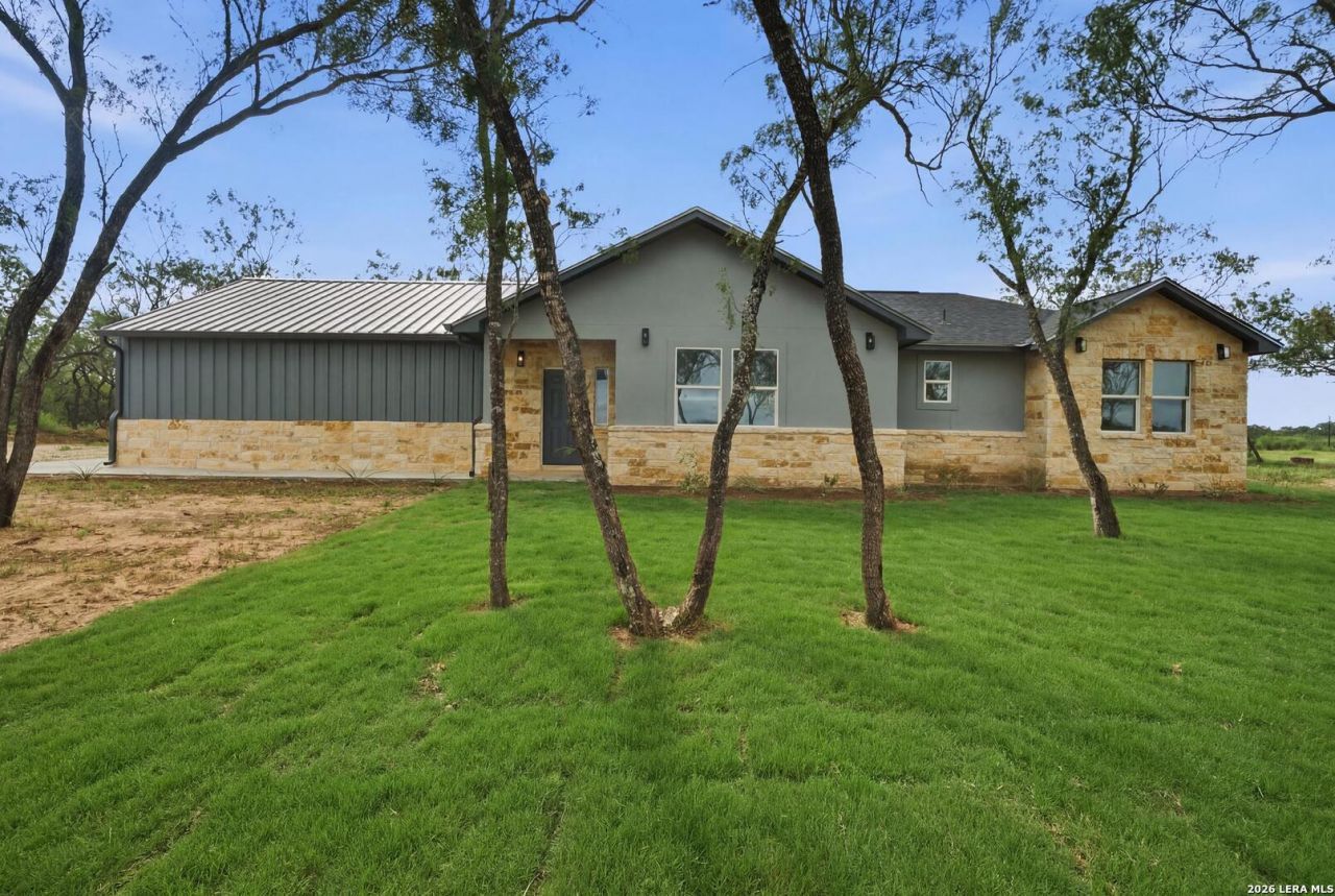 157 Sylashayes Loop, Pleasanton, TX 78064 Main Photo