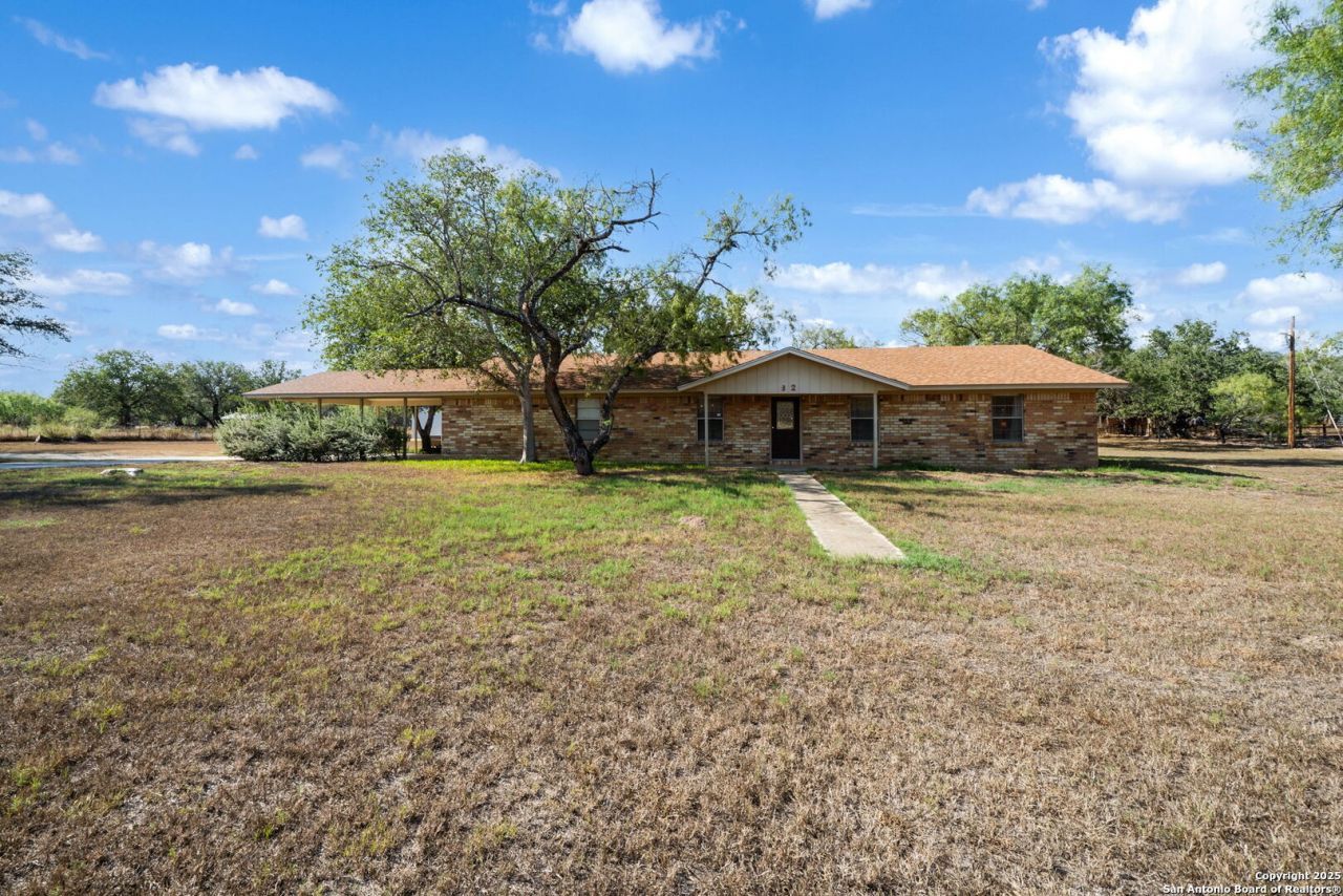 82 Pulliam Dr, Pleasanton, TX 78064 Main Photo