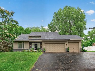 10261 Phaeton Drive, Eden Prairie, MN 55347