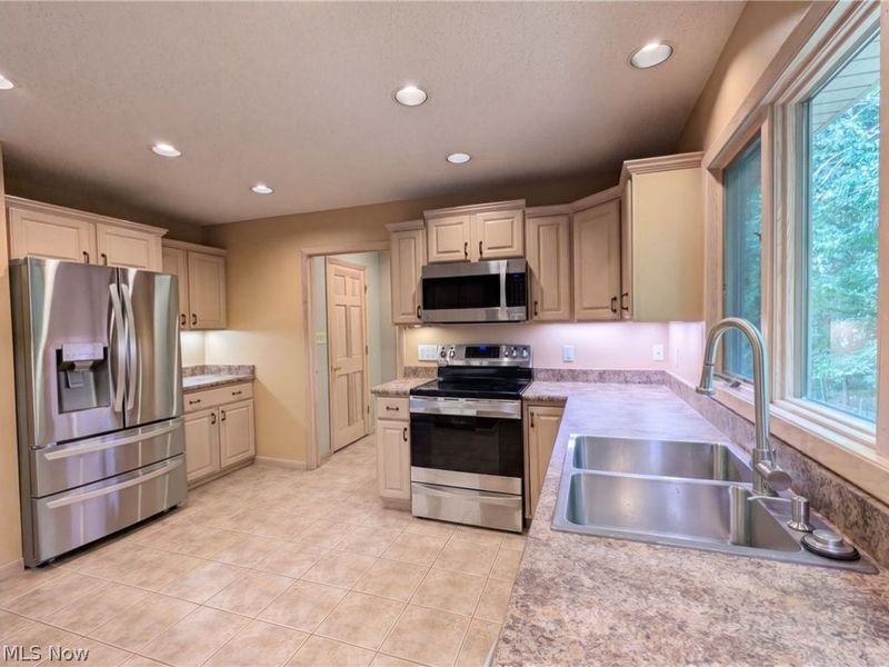 7550 James Drive, North Royalton, OH 44133 Photo 2
