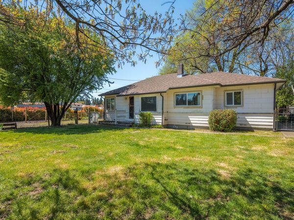 118 S Caves Avenue, Cave Junction, OR 97523