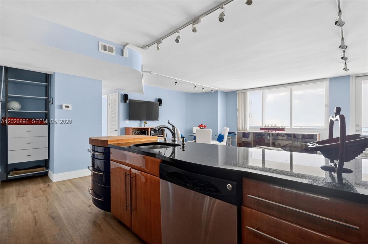 7135 Collins Ave , Unit 1124, Miami Beach, FL 33141 Photo