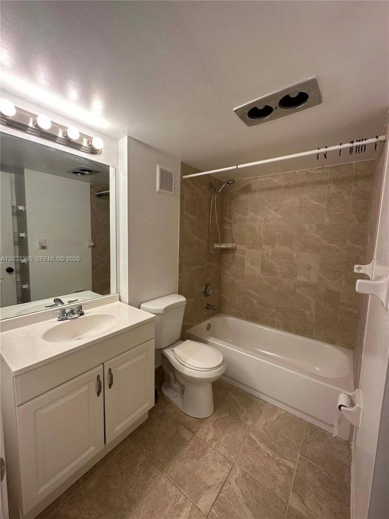 400 Commodore Dr , Unit 308, Plantation, FL 33325 Photo