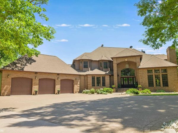 5624 Clubhouse Drive, Burlington, IA 52601