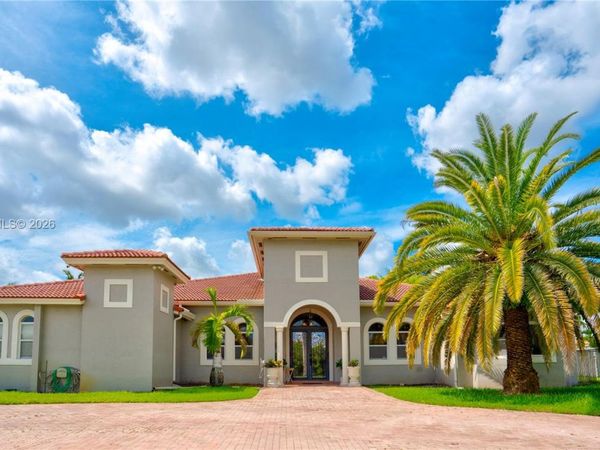 9810 NW 137th St , Hialeah Gardens, FL 33018