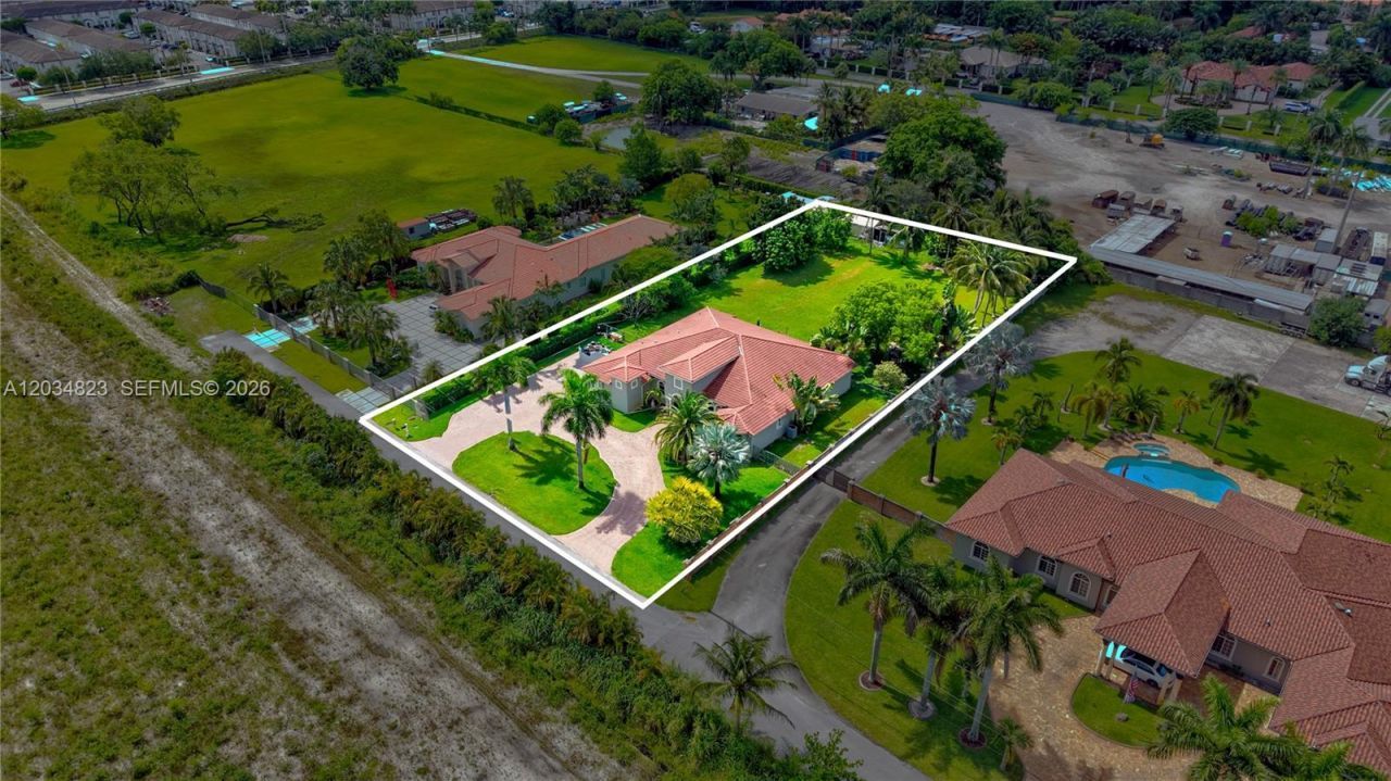 9810 NW 137th St , Hialeah Gardens, FL 33018 Photo