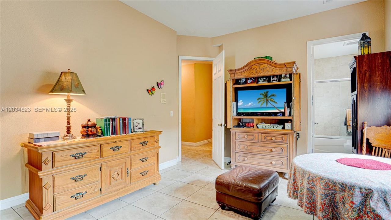 9810 NW 137th St , Hialeah Gardens, FL 33018 Photo