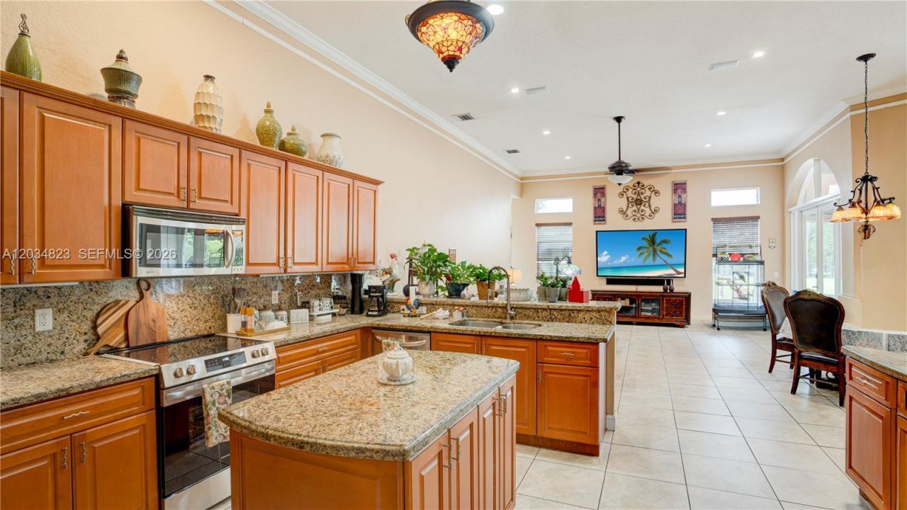 9810 NW 137th St , Hialeah Gardens, FL 33018 Photo