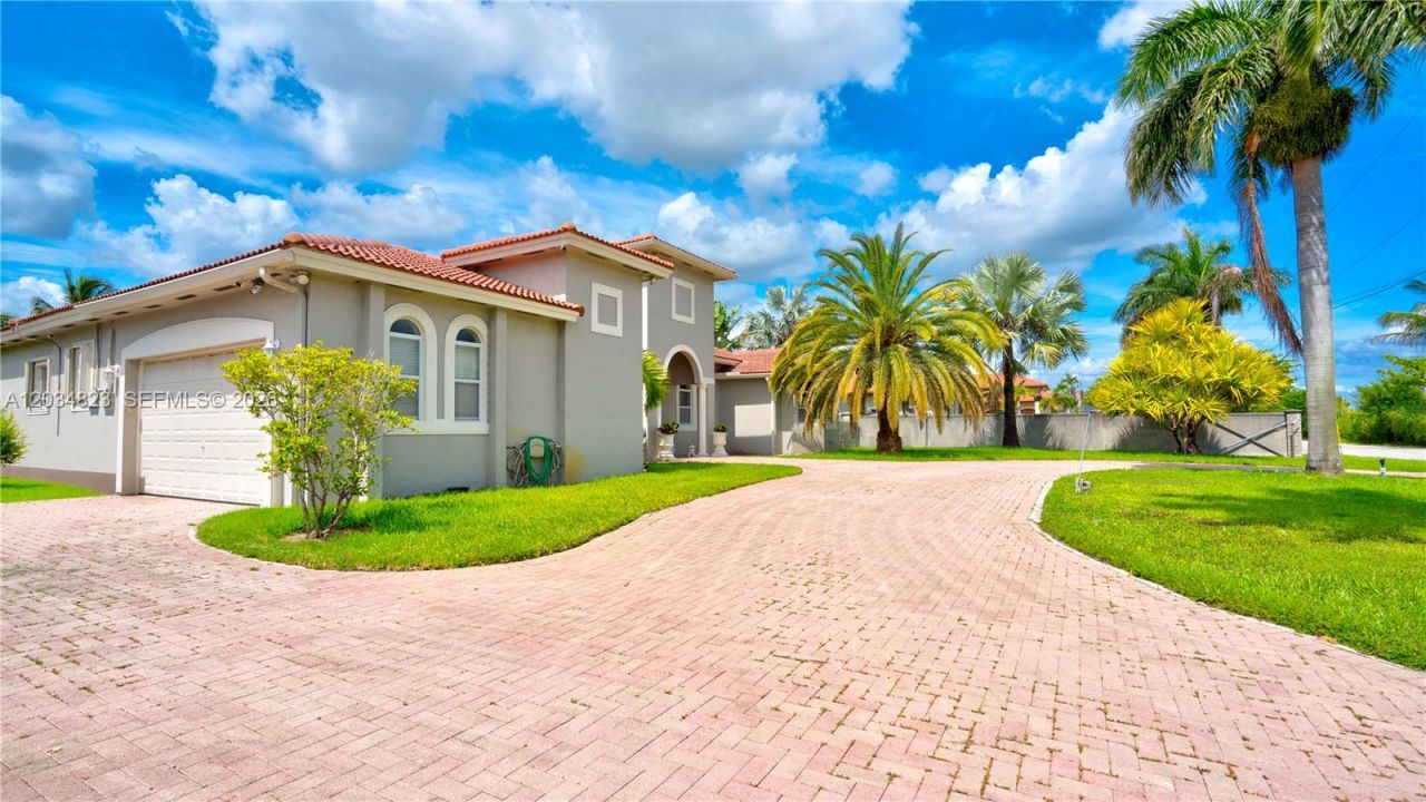 9810 NW 137th St , Hialeah Gardens, FL 33018 Photo