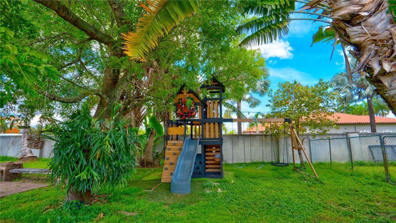 9810 NW 137th St , Hialeah Gardens, FL 33018 Photo