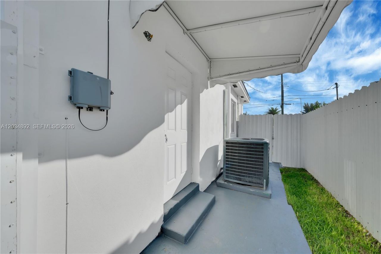 7555 SW 28th St Rd , Unit b, Miami, FL 33155 Photo