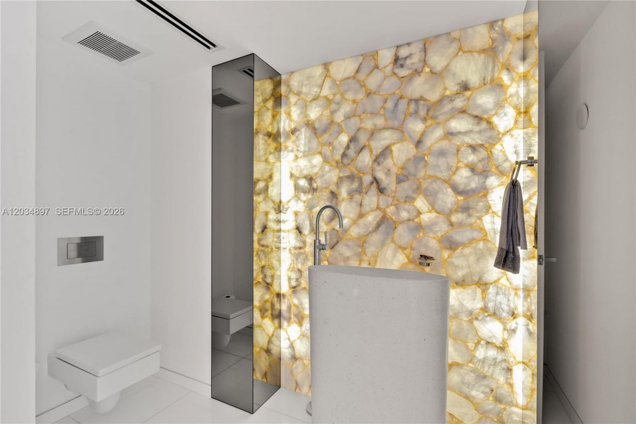 10 Venetian Way, Unit PH04, Miami Beach, FL 33139 Photo