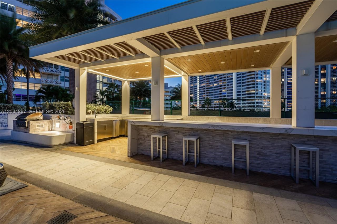 10 Venetian Way, Unit PH04, Miami Beach, FL 33139 Photo