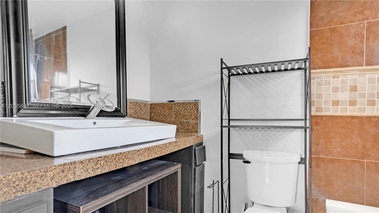 7925 Carlyle Ave , Unit 403, Miami Beach, FL 33141 Photo