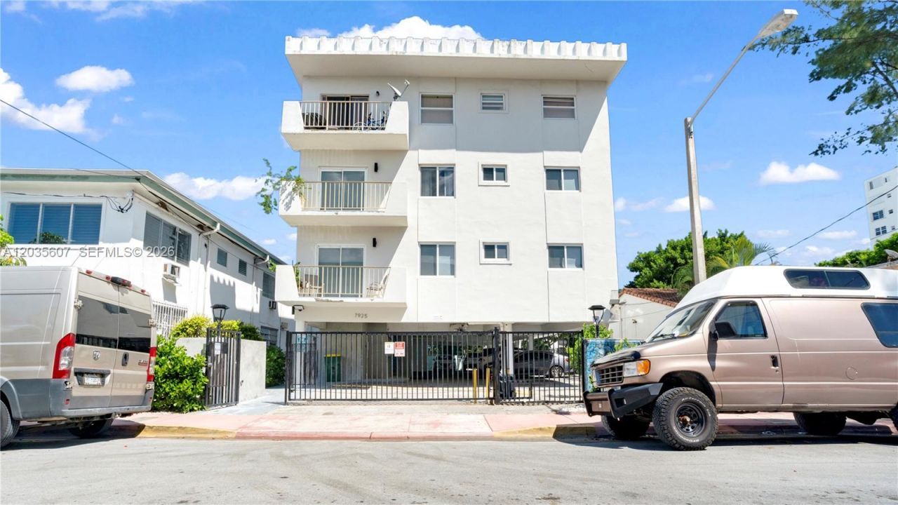 7925 Carlyle Ave , Unit 403, Miami Beach, FL 33141 Photo