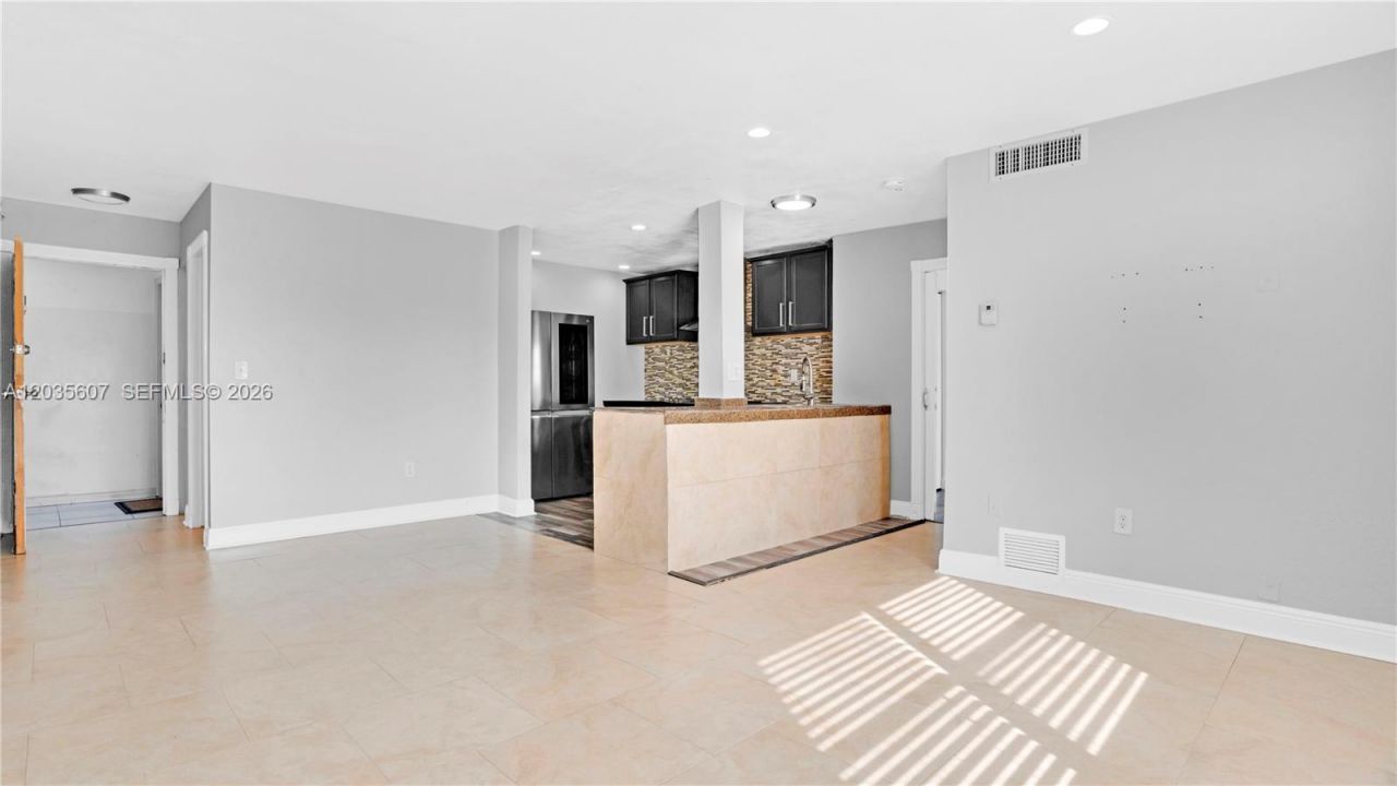 7925 Carlyle Ave , Unit 403, Miami Beach, FL 33141 Photo