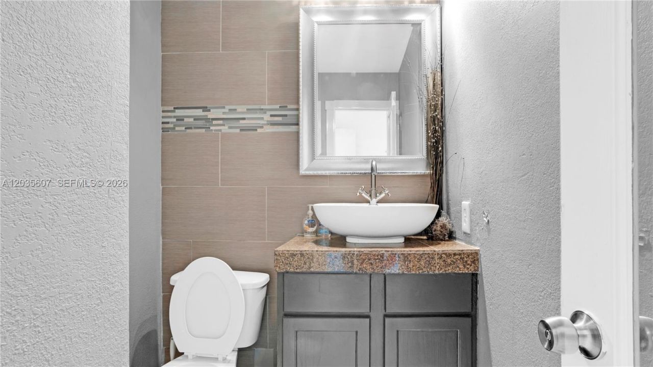 7925 Carlyle Ave , Unit 403, Miami Beach, FL 33141 Photo